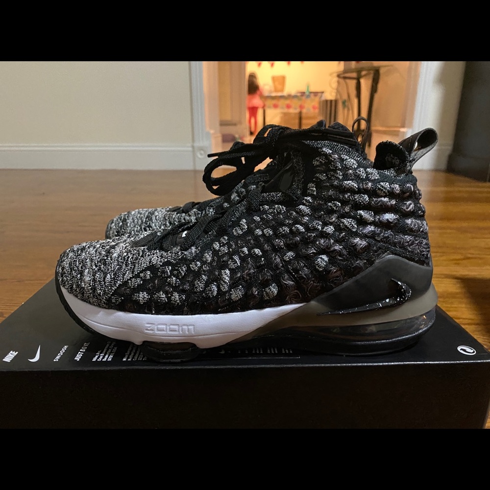 Nike LeBron 17 GS size 5y-6y new no box